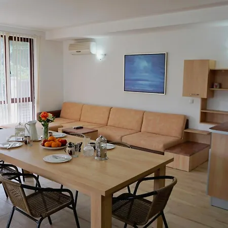 Nyaraló ема - Ema *