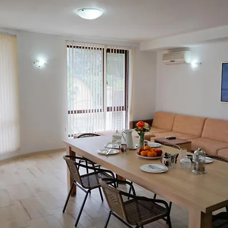 Nyaraló ема - Ema